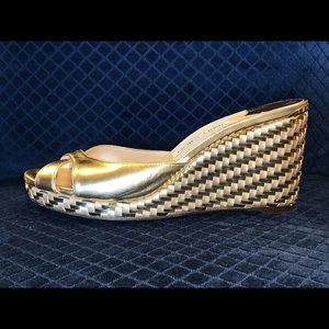 Jimmy Choo Gold Metallic Nappa Woven Almer 80 Wedge Sandal, Size 40